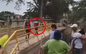 Videos | Lanzan lodo y corren a alcaldesa de Álamo; ‘¡Hasta ahora te presentas!’, le reclaman habitantes