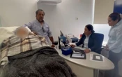 Video | Banco obliga a abuela de 96 años a ir en camilla a sucursal en Oaxaca