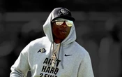 Deion Sanders, leyenda de la NFL, logra vencer al cáncer | Video