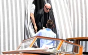 Entre protestas, inicia boda de Jeff Bezos y Lauren Sánchez en Venecia