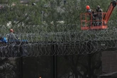EE.UU. vuelve más hostil muro fronterizo con México al reforzar su seguridad: activistas