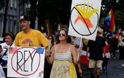 ‘No queremos reyes’: Cientos de manifestantes en Puerto Rico protestan contra políticas ‘autoritarias’ de Trump