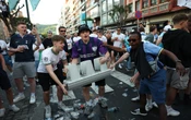 Europa League: Provocan aficionados ingleses desmanes en San Sebastián | Video