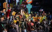 Miles de personas en todo EE.UU. protestan contra Trump: ‘No queremos Reyes’