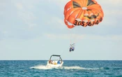 Turista se quita arnés de paracaídas mientras practicaba parapente y cae 50 metros | Video