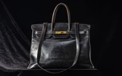 Subastan bolso original de Jane Birkin por un récord de 10 millones de dólares