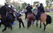Con caballería y municiones no letales desintegran protestas en Los Ángeles; reportan detenciones