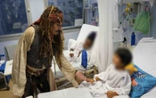 Sorprende Jack Sparrow (Johnny Depp) a niños enfermos de cáncer en Madrid | Video