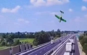 Avioneta cae en picada y se estrella en autopista de Italia; mueren dos personas | Videos