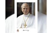 La foto oficial del papa León XIV: Con firma en latín y la cruz relicario