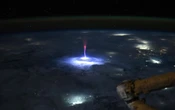 Astronauta capta misterioso rayo rojo sobre las nubes ¿Qué es?