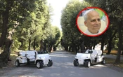 El papa recibe dos vehículos eléctricos diseñados para sus viajes internacionales