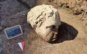 Descubren cabeza colosal de mármol en una excavación del centro de Roma