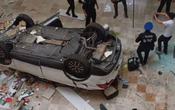 Vehículo cae desde tercer piso de estacionamiento en plaza de CDMX; conductora herida de gravedad