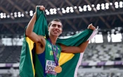 Pierde y recupera campeón mundial de marcha su anillo de boda | Video