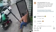 Viral Video Pengemudi Motor Berjaket Go-Jek Tidak Marah Tertimpa Pagar
