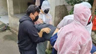 Heroik, Polisi Evakuasi Warga Jagakarsa yang Kritis Terkena COVID-19