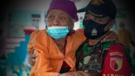 Peristiwa Mengharukan Kopral TNI Widodo Gendongi Nenek-nenek Lumpuh