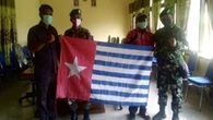 Setia NKRI, Warga Papua Barat Serahkan Bendera Bintang Kejora ke TNI
