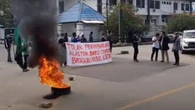 Demo Tolak Munas Kadin di Kendari, Mahasiswa Segel Kantor DPRD