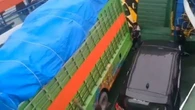 Viral Video Truk Goyang-goyang di Atas Kapal