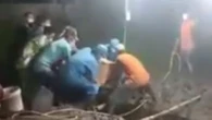 Viral Video Gotong Jenazah, Pria Ini Jatuh ke Lubang Kuburan