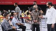 Jokowi Minta Vaksinasi Pekerja Jasa Keuangan Bisa 100 Ribu Orang