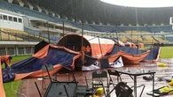 Hujan Deras, Tenda Vaksinasi Massal di Stadion GBLA Bandung Ambruk