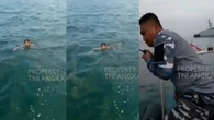 Viral Detik-detik Kapal Perang TNI AL Selamatkan Bocah di Tengah Laut