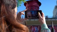 "Incroyable" : la surprise des touristes et des Parisiens face au Moulin Rouge défiguré