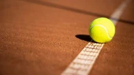 Certaines vont finir en sol pour hôpital ou EHPAD ... mais que deviennent les balles de tennis jouées à Roland-Garros ?