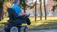 La police lui met une amende de 184 euros pour avoir tenu son téléphone portable d'une main en conduisant… son fauteuil roulant