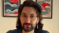 Le sosie de Pierre Niney ? Ce coiffeur enflamme les réseaux sociaux en raison de sa ressemblance frappante avec l'acteur