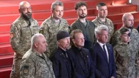 Cannes 2025 : pourquoi Bono de U2 s'est-il retrouvé sur les marches avec des soldats ukrainiens ?
