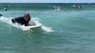 "Des fois, c'est une grosse frustration" : sur les vagues landaises, des embouteillages de surfers