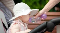 Les bébés et les personnes âgées sont les plus fragiles en période de canicule : les astuces et des conseils à suivre pour les aider à surmonter la chaleur