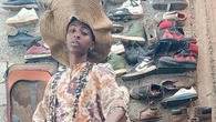 Sacs de riz, pneus, fils électriques... Un jeune designer éthiopien de seulement 14 ans recycle des déchets pour créer des tenues incroyables (et ça cartonne)