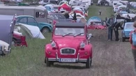 L'iconique 2 CV pourrait faire son grand retour en version électrique : "On nous promet qu'il y aura de la technologie bien moderne"