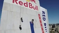 Il dévale un immeuble en skate-board : des images à couper le souffle et un double record