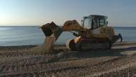 VIDÉO - Livraison de galets pour la plage de Nice, victime régulière de la houle... et de quelques vols