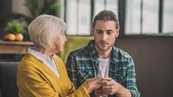 Qui sont les "trad sons", ces hommes qui retournent vivre chez leurs parents pour "gérer la maison" ?