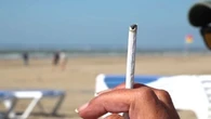 "C'est aberrant" : dans les stations balnéaires, le casse-tête de l'interdiction de fumer sur les plages