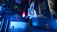 "L'imprimante du futur ressemble à ça..." : cet appareil à UV est capable d'imprimer en 3D sur verre, du métal, du cuir et même du bois