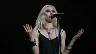 VIDÉO - Mordue par une chauve-souris en plein concert, cette star de "Gossip Girl" peut remercier ses fans