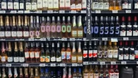 "Pas aux caissiers de porter la responsabilité" : l'interdiction de vente d'alcool aux mineurs est-elle respectée ?