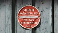 Des automobilistes m'empêchent de sortir ma voiture en stationnant devant mon garage, quels sont mes recours ? Le 13H à vos côtés