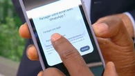 "Ça permet de voir exactement ce qui se passe sur l'écran de la personne" : grâce à ces techniques, vous pourrez aider vos proches avec leur téléphone