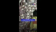 En Chine, des grimpeurs escaladent une tour recouverte de brioches à la vapeur en plastique