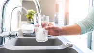 Varier l'alimentation, boire l'eau du robinet... Les conseils du ministère de la Santé pour réduire l'exposition aux PFAS