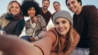 Vous trouvez les gens plus beaux en groupe qu'en solo ? C'est la faute du "cheerleader effect"